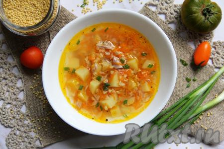 ​​​​​​​Вкусный, сытный, аппетитный суп, сваренный из рыбных консервов с пшеном, разлить по тарелкам, по желанию, добавить мелко нарезанную зелень и сразу подать к столу.