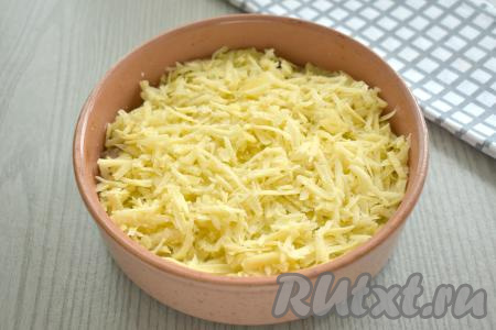 Слой картофеля посыпаем сыром, натёртым на крупной тёрке.