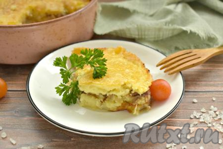 Готовое блюдо достаём из духовки. При подаче вкусную, сочную, аппетитную картофельную запеканку с тушёнкой можно дополнить зеленью, свежими или маринованными овощами.