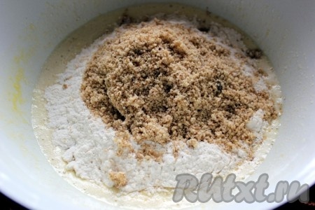 Грецкие орехи измельчить. Соединить сахарно-яичную смесь с мукой, крахмалом, содой, солью и грецкими орехами и всё тщательно перемешать. Тесто получается, как густая сметана.