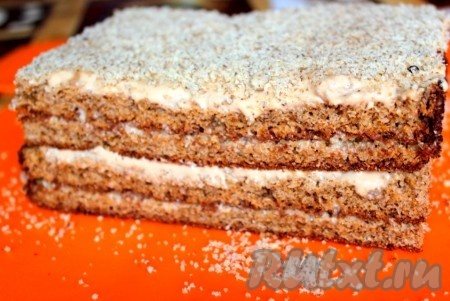Печенье измельчить в блендере или скалкой и обсыпать им бока торта. Верх медового торта посыпать тоже печеньем или измельченными грецкими орехами.