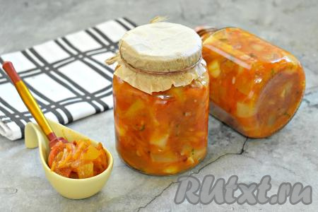 Аппетитный, вкусный, сочный салат "Пальчики оближешь", приготовленный из кабачков с перцем и помидорами, отлично разнообразит зимнее меню.