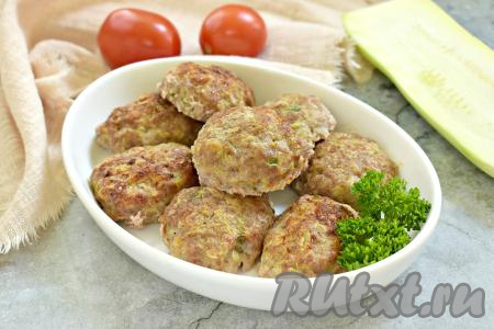 Достаём форму из духовки и подаём вкусные, сочные, аппетитные котлеты, приготовленные из свиного фарша с кабачком, к столу, дополнив любимым гарниром. 