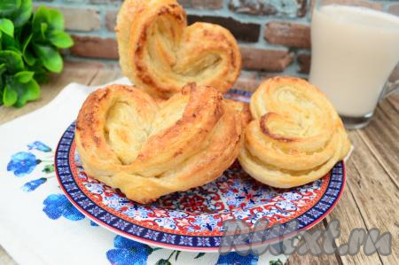 Плюшки с сахаром получаются аппетитными, вкусными. Снаружи слоёное тесто слегка похрустывает, и при этом булочки выходят нежнейшими внутри.