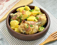 Курица с беконом и картошкой в духовке