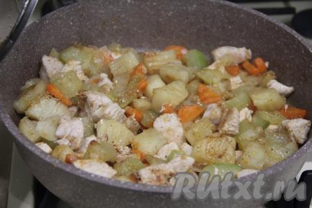 Перемешать индейку с картошкой и овощами, потомить 2-3 минуты под крышкой, чтобы овощи с мясом пропитались солью и специями, и убрать с огня.