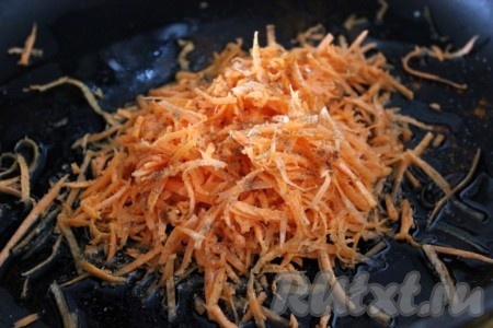 Морковь тонко нашинковать, посолить посыпать кориандром и паприкой и обжарить на растительном масле минуты 3.
