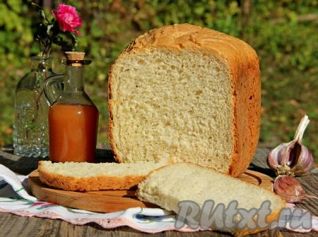 ​​​​​​​​​​​​​​Нарезать ароматный чесночный хлеб на кусочки и подать к столу. Смотрите, какой аппетитный у него мякиш. Этот хлебушек станет замечательным дополнением к различным блюдам!