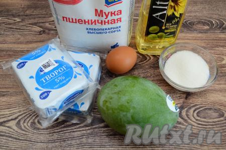 Подготовить продукты для приготовления сырников с манго. Творог лучше брать жирностью не менее 5%. Сладость манго для приготовления этих сырников принципиального значения не имеет.