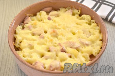 Отправляем форму с макаронами и сосисками под сыром в духовку, прогретую до 180 градусов. Запекаем 10 минут (до расплавления сыра).