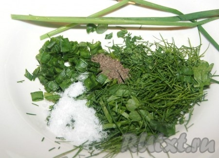 Нарезать в миску мелко зелень, добавить соль, перец и перемешать.