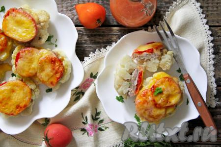 Аппетитные, вкусные стейки из цветной капусты с фаршем, помидором и сыром переложить на тарелку и подать к столу в горячем виде, дополнив вашим любимым соусом.