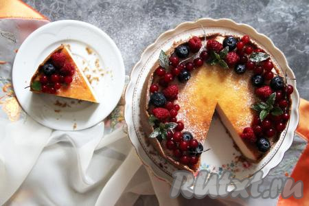 Чизкейк, испечённый с творожным сыром и печеньем, получается и красивым, и вкусным, его можно подать и к семейному чаепитию, и к праздничному столу!