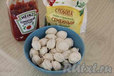 Подготовить продукты для приготовления на сковороде жареных пельменей с кетчупом и майонезом. Пельмени размораживать не нужно.