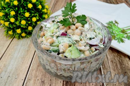 Салат с курицей, фасолью и свежими огурцами выложить в салатник и можно сразу подавать к столу. Этот аппетитный, вкусный и сытный салат я предпочитаю подавать к семейному обеду или ужину!