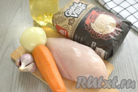 Подготовим продукты для приготовления плова из бурого риса с курицей. Очищаем лук и морковку. Головку чеснока будем добавлять в плов целиком, так что очищать её не нужно, только тщательно промыть водой. Куриное мясо моем, обсушиваем.