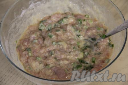 Масса для приготовления куриных растрёпок получится не очень густой, как на оладьи.