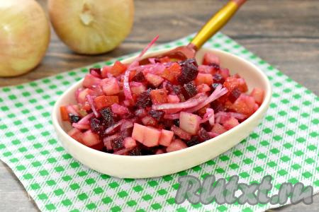 Раскладываем яркий, вкусный, сытный винегрет по тарелкам и подаём к столу. Благодаря маринованному луку, этот салат приобрёл приятную пикантность. Уверена, такой винегрет, приготовленный без добавления квашеной капусты, понравится многим! 