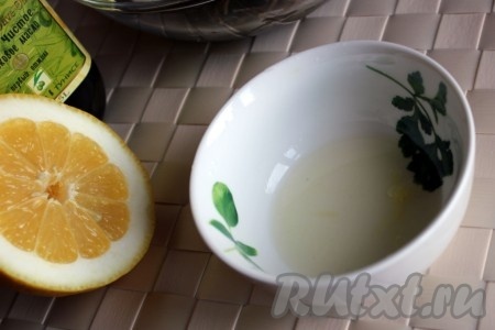Для заправки соединить оливковое масло с лимонным соком и взбить до небольшого загустения.