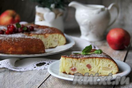 Готовый пирог с яблоками переложить со сковороды на тарелку, дать немного остыть и можно тёплую или полностью остывшую выпечку подавать к столу. Шарлотка, приготовленная из теста, замешанного на кефире, получается очень вкусной, нежной, с в меру влажной текстурой, она прекрасно дополнит чаепитие в кругу семьи!