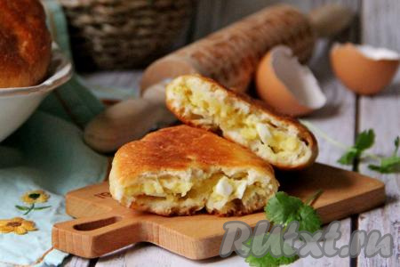 Вкусные, аппетитные жареные пирожки с нежной начинкой из картошки и яиц к столу подать тёплыми или полностью остывшими. 