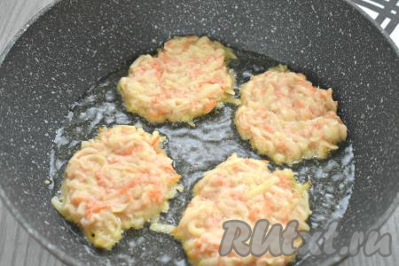 Разогреваем в сковороде растительное масло, затем выкладываем по 1 столовой ложке картофельно-морковного теста, формируя круглые или овальные оладьи. Жарим драники на среднем огне 3-3,5 минуты (до подрумянивания снизу).