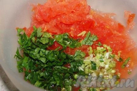 В миску натереть на терке свежий помидор, добавить измельченные петрушку, чеснок.
