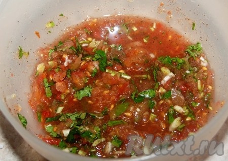 Перемешать и соус-заправка для жареных кальмаров с овощами готова.
