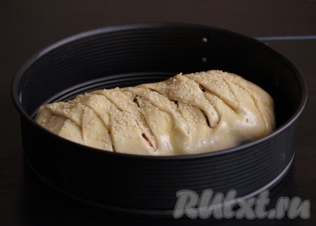 Переложить пирог с форелью в форму для выпечки (или на противень), предварительно смазанную маслом и присыпанную мукой (или застеленную пергаментом). Смазать верх пирога растительным маслом, по желанию, посыпать сверху кунжутом. Разогреть духовку до 200 градусов, выпекать дрожжевой пирог с форелью минут 30 (до румяной корочки).
