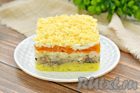 Сочный, вкусный, аппетитный салат "Мимоза", приготовленный с маринованным луком, удачно впишется в любое меню!