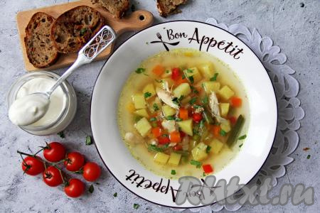 Вкуснейший, аппетитный суп с мексиканской смесью и курицей подать к столу, дополнив, по желанию, зеленью.