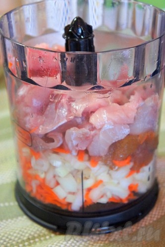 Подготовленные овощи и рыбу переложить в чашу для блендера, добавить соль, черный свежесмолотый перец.