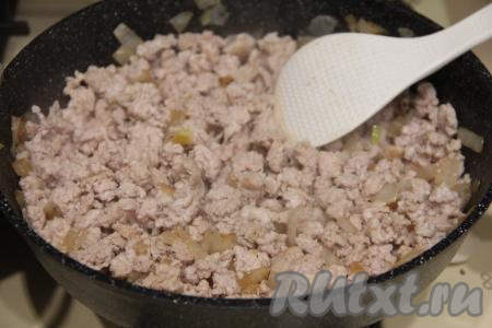 Жарить фарш с луком в течение 10 минут, тщательно разбивая комочки мяса.