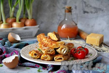 Аппетитные, вкусные трубочки из лаваша с нежной начинкой из сыра и яиц перекладывать со сковороды на плоское блюдо и подавать к столу. Мне больше это блюдо нравится есть горячим, но и после остывания эти трубочки очень хороши на вкус.