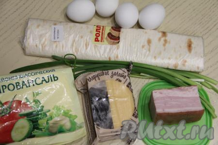 Подготовить продукты для приготовления рулета из лаваша с беконом и сыром. Заранее отварить яйца в течение 10 минут после закипания воды, а затем остудить их полностью и очистить. Зелёный лук вымыть, обсушить. Бекон можно купить и нарезанный на полоски, и целым куском.