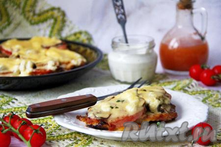 Готовое мясо по-французски с грибами под сыром переложить из чаши мультиварки на тарелку и подать в горячем виде. Просто, очень вкусно и сытно, попробуйте!