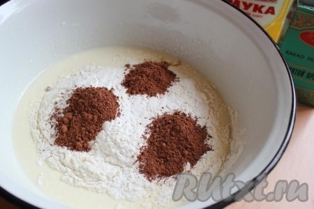 Затем добавьте просеянную муку, какао, разрыхлитель и соль.