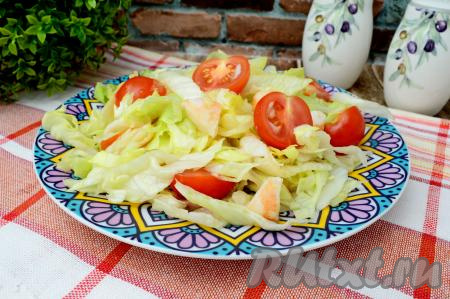 Салат с айсбергом, креветками и черри