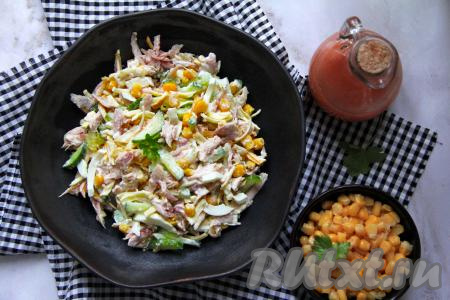 Вкусный, аппетитный салат, приготовленный с копчёной курицей и сыром "Косичка", подать к повседневному или праздничному столу.