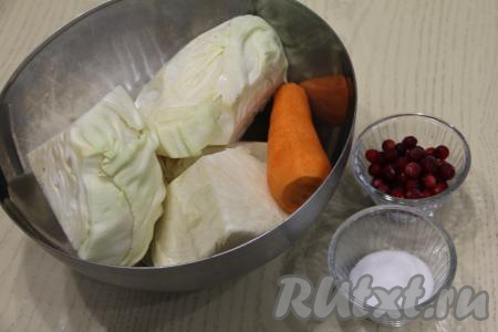 Подготовить продукты для приготовления квашеной капусты с клюквой и морковью. Морковь почистить. С капусты снять верхние листочки. Промыть водой капусту и морковь. Если клюква заморожена, её лучше разморозить.