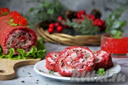 Яркий, вкусный свекольный рулет с начинкой из сельди и творожного сыра украсит любой праздничный стол.