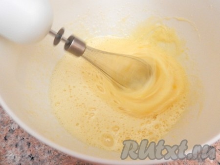 Яйца взбить миксером с сахаром и щепоткой соли до однородности и посветления массы (взбивать в течение 4-5 минут).