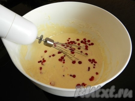 Красную смородину промыть, очистить от веточек, обсушить. Если используются замороженные ягоды, размораживать их не нужно. Добавить ягоды в тесто, аккуратно перемешать.