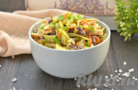 Вкусный, аппетитный, сытный салат "Обжорка", приготовленный с курицей и фасолью, перекладываем в салатник, по желанию, украшаем зеленью (у меня - зелёный лук) и подаём к повседневному или праздничному столу.