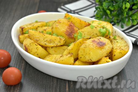 Вот так достаточно просто можно приготовить из варёной картошки вкусный, аппетитный, ароматный картофель по-деревенски. В качестве дополнения к этому блюду можно подать различные соусы (например, томатный и сметанно-чесночный).