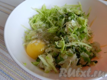 Добавить яйцо, мелко порезанный укроп, зеленый лук, соль и перец. Все перемешать до однородной массы.