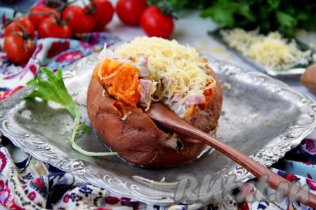 Аппетитную, сытную, вкусную крошку-картошку из батата подать к столу.