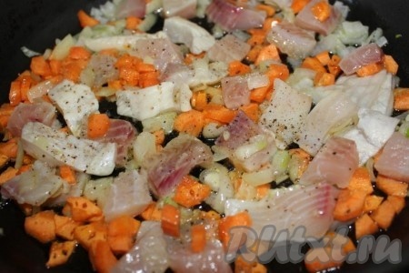 Рыбу нарежьте на кусочки, отправьте к луку с морковью, посолите, добавьте специи "для рыбы", немного обжарьте.