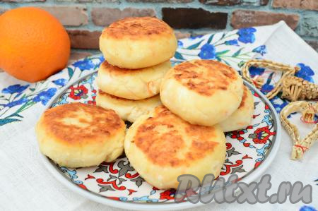 Вкуснейшие сырники, приготовленные с апельсином, можно сразу подавать к столу.