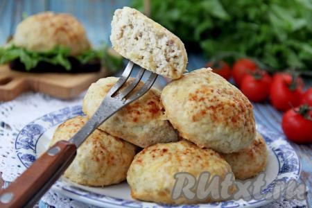 Подать котлеты к столу с любимым гарниром и соусом на ваш вкус. А вот как одна котлета из куриного мяса с добавлением творога выглядит в разрезе. Эти сочные, аппетитные котлетки, приготовленные в духовке, отлично разнообразят повседневное меню!